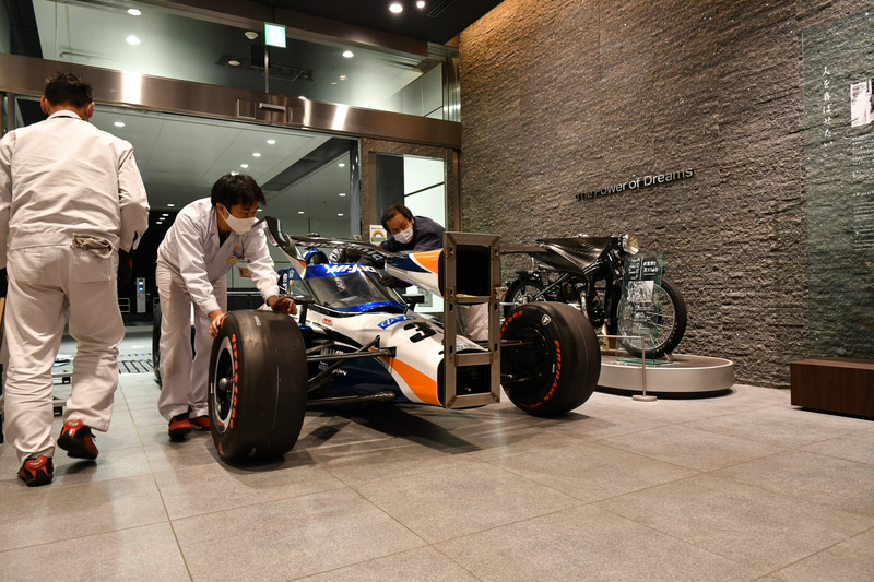 ウエルカムプラザ青山内に入る30号車