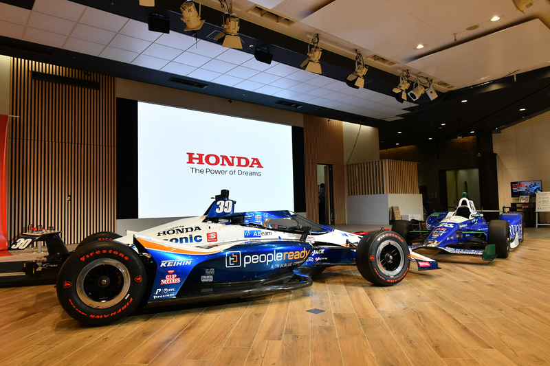 「Honda ウエルカムプラザ青山」に設置された佐藤琢磨選手のインディ500優勝車。手前が2020年の30号車、奥が2017年の26号車