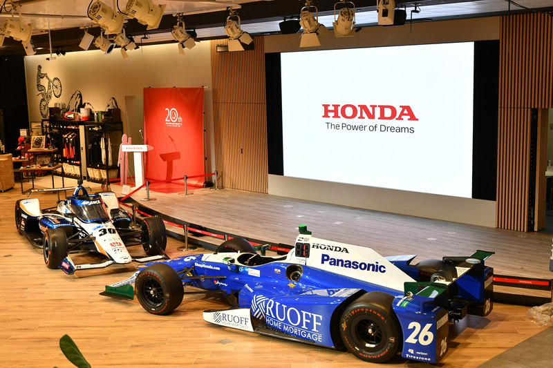 2台並ぶインディ500優勝車、世界初の光景。ASIMOとの共演も行なわれる