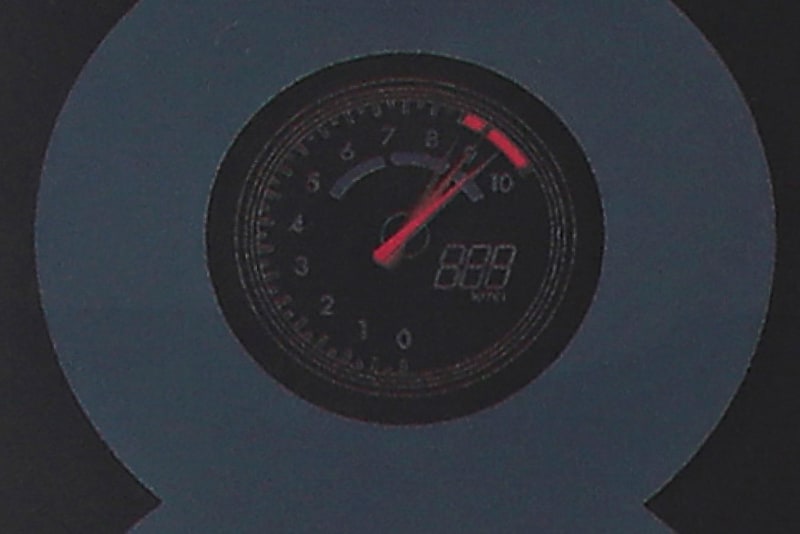 RX-8をモチーフに、タコメーターやエンジンのローターなどを各所にあしらったデザインを採用。また、RX-8のロゴマークは当時のロゴを使用している