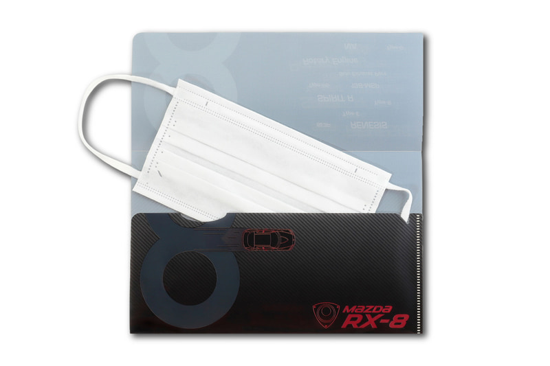 RX-8をモチーフに、タコメーターやエンジンのローターなどを各所にあしらったデザインを採用。また、RX-8のロゴマークは当時のロゴを使用している