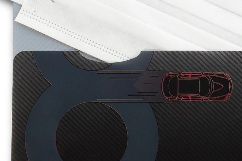 RX-8をモチーフに、タコメーターやエンジンのローターなどを各所にあしらったデザインを採用。また、RX-8のロゴマークは当時のロゴを使用している