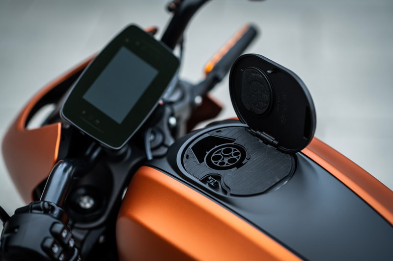 普通充電と急速充電規格「CHAdeMO」に対応