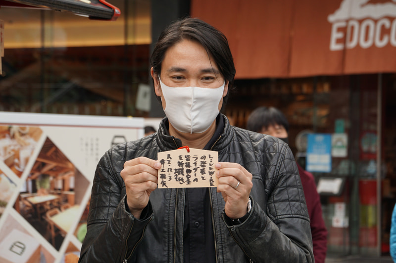 ライブワイヤーの発展とライダーの安全を祈願した絵馬を奉納