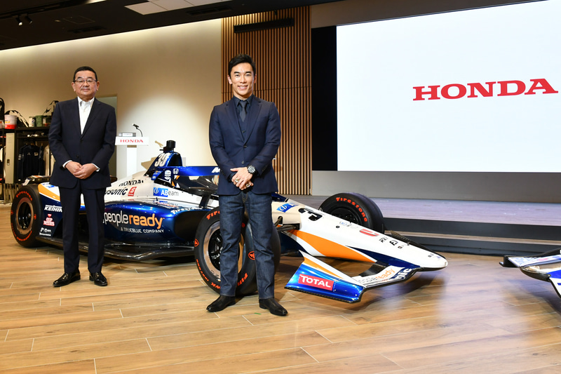 本田技研工業株式会社 代表取締役 八郷隆弘氏（左）が佐藤琢磨選手のお祝いに登場