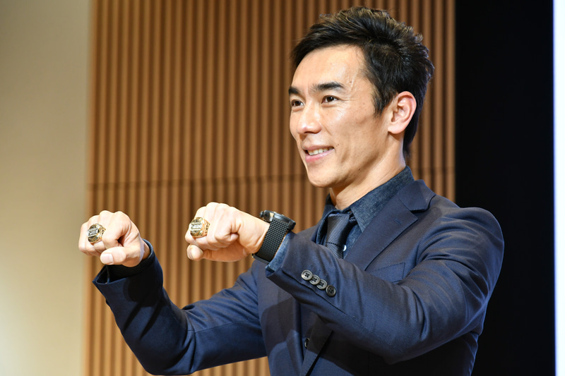 佐藤琢磨選手の指には2つのインディ500チャンピオンリング
