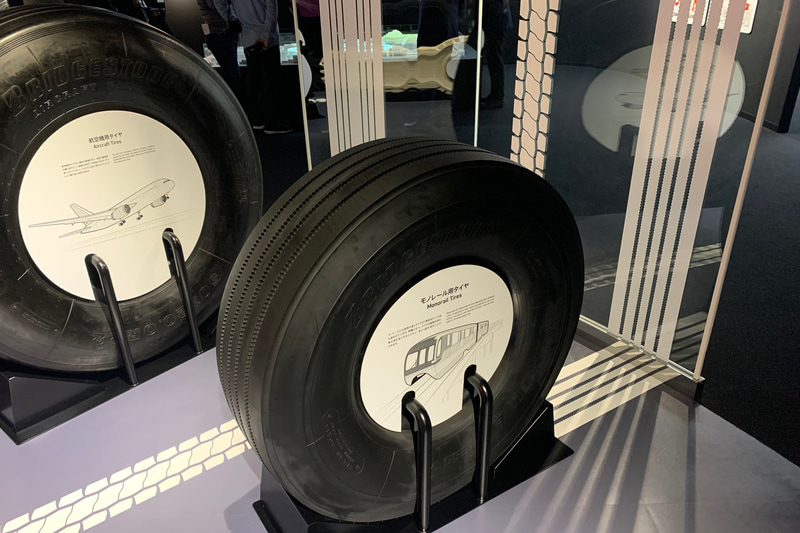左は高度な技術が必要な航空機用タイヤ、右はモノレール用タイヤ。いろんなタイヤを作っているその一部です
