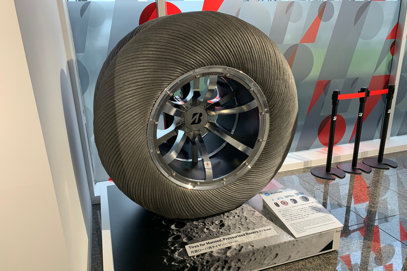 ムーンクルーザー用タイヤ。月の表面は砂漠であることからラクダの肉球からイメージされた金属製タイヤ。温度変化が大きいことからゴムは使われていないです