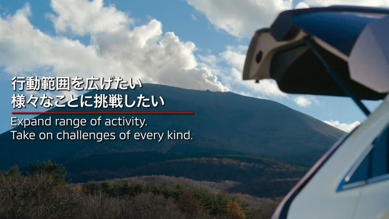 三菱自動車工業株式会社 商品戦略本部チーフプロダクトスペシャリストの上原実氏、国内営業本部 国内商品販促部から水越華子氏と木村龍哉による停まっている時の価値についてのプレゼンテーション映像