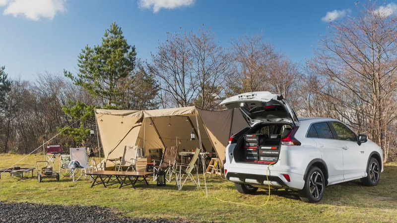 三菱自動車工業株式会社 商品戦略本部チーフプロダクトスペシャリストの上原実氏、国内営業本部 国内商品販促部から水越華子氏と木村龍哉による停まっている時の価値についてのプレゼンテーション映像