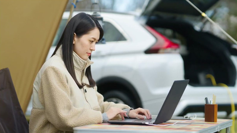 三菱自動車工業株式会社 商品戦略本部チーフプロダクトスペシャリストの上原実氏、国内営業本部 国内商品販促部から水越華子氏と木村龍哉による停まっている時の価値についてのプレゼンテーション映像