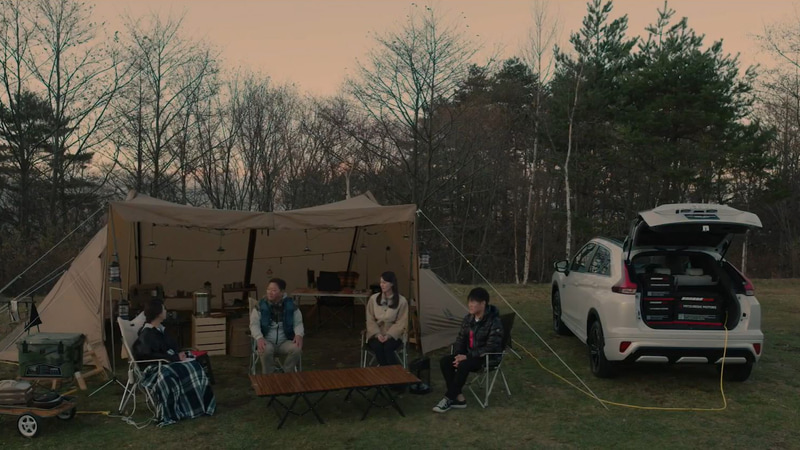 三菱自動車工業株式会社 商品戦略本部チーフプロダクトスペシャリストの上原実氏、国内営業本部 国内商品販促部から水越華子氏と木村龍哉による停まっている時の価値についてのプレゼンテーション映像