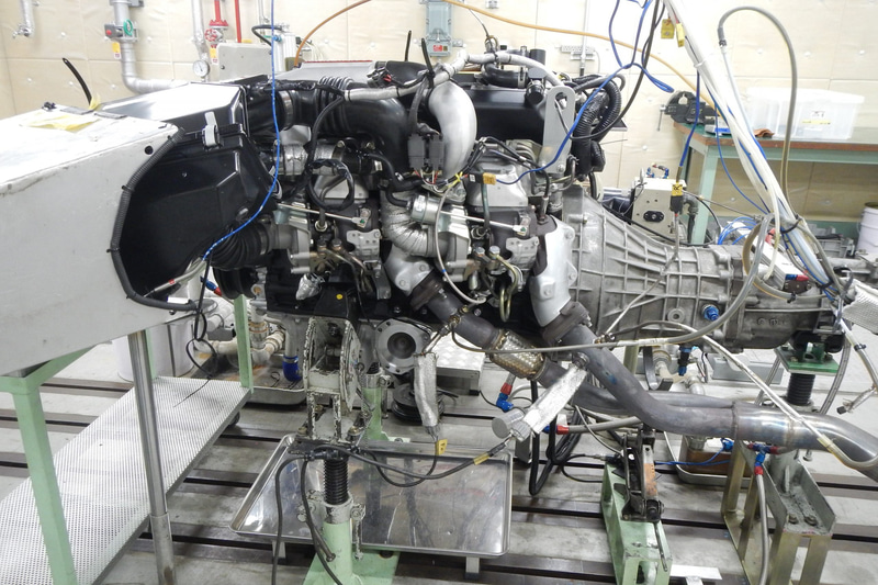 2.エンジン：全分解でのオーバーホールとバランス取り後、ベンチ台上での性能測定とラッピングを行ない、新車時レベルの性能が出ることを確認。（オプション：NISMOチューニング仕様へアップデート）。駆動系 - 作動確認・点検・分解洗浄・オーバーホール・消耗劣化部品の交換・塗装。制動系 - （オプション：希望の部位構成部品の追加交換）