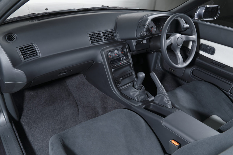 3.内装：クリーニング（オプション：NISSAN GT-R（R35）の表皮を使い、インテリアをトータルコーディネートした張替え。プラスティック部位の塗装リペア）。電装系 - 導通作動確認・点検・消耗劣化部品の交換