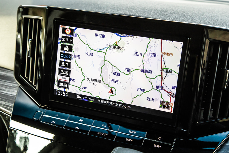 内装ではインストルメントパネルからドアトリムにかけて水平基調に仕立て、中央にはピアノブラックでまとめた10インチの大型ディスプレイを新たに採用。また、プレミアムシートは連続したキルティングパターンに変更して、よりいっそう高級でモダンな印象に仕上げている