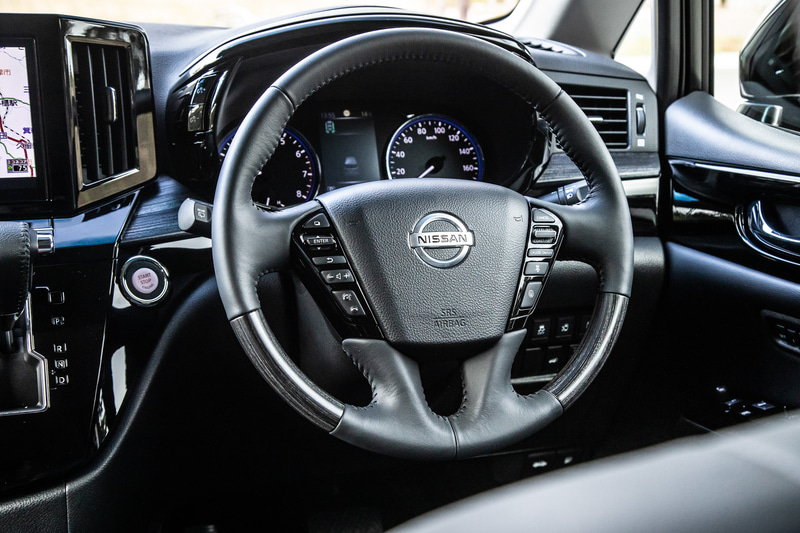 内装ではインストルメントパネルからドアトリムにかけて水平基調に仕立て、中央にはピアノブラックでまとめた10インチの大型ディスプレイを新たに採用。また、プレミアムシートは連続したキルティングパターンに変更して、よりいっそう高級でモダンな印象に仕上げている