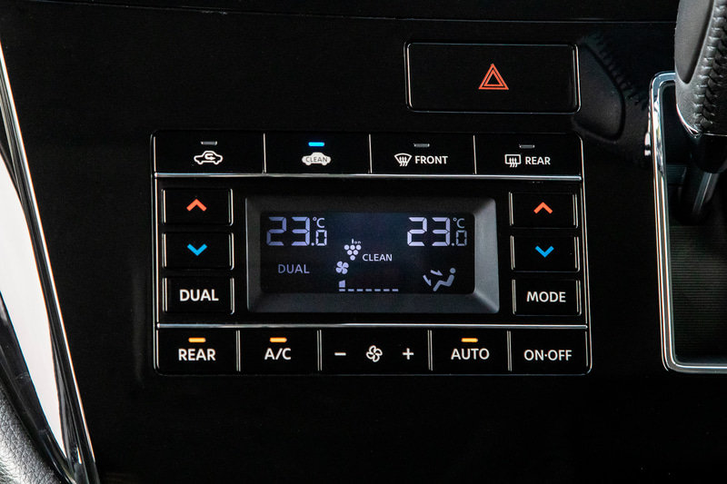 内装ではインストルメントパネルからドアトリムにかけて水平基調に仕立て、中央にはピアノブラックでまとめた10インチの大型ディスプレイを新たに採用。また、プレミアムシートは連続したキルティングパターンに変更して、よりいっそう高級でモダンな印象に仕上げている