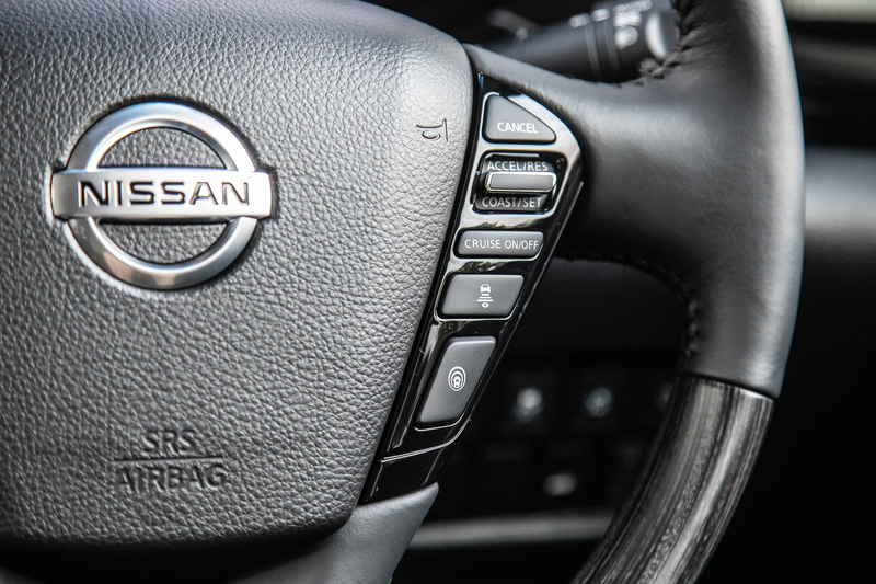 内装ではインストルメントパネルからドアトリムにかけて水平基調に仕立て、中央にはピアノブラックでまとめた10インチの大型ディスプレイを新たに採用。また、プレミアムシートは連続したキルティングパターンに変更して、よりいっそう高級でモダンな印象に仕上げている