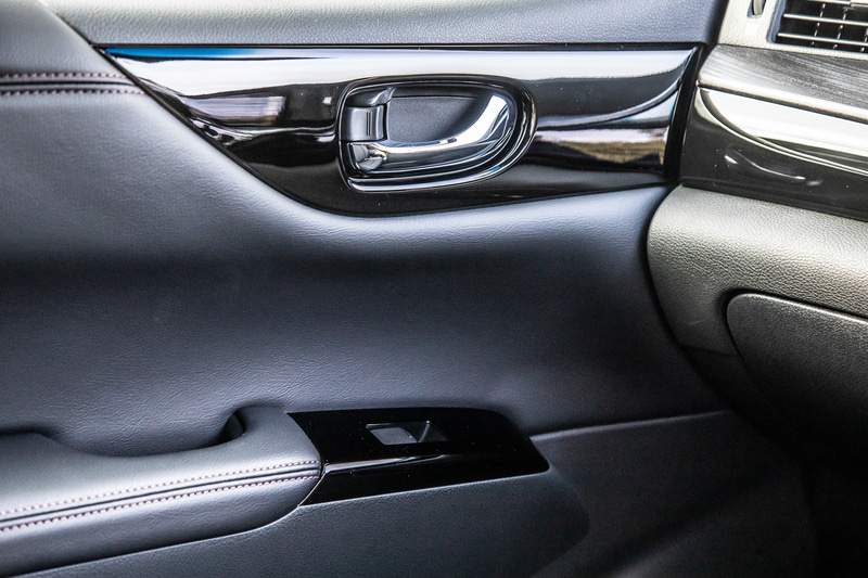 内装ではインストルメントパネルからドアトリムにかけて水平基調に仕立て、中央にはピアノブラックでまとめた10インチの大型ディスプレイを新たに採用。また、プレミアムシートは連続したキルティングパターンに変更して、よりいっそう高級でモダンな印象に仕上げている