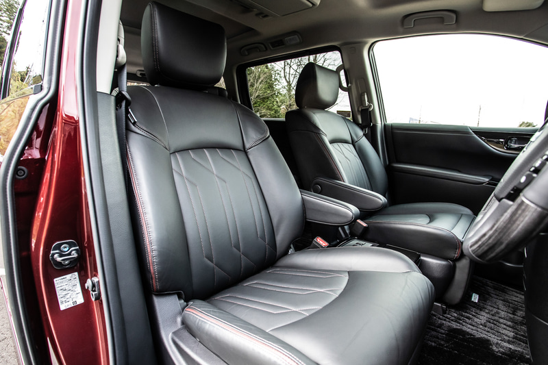 内装ではインストルメントパネルからドアトリムにかけて水平基調に仕立て、中央にはピアノブラックでまとめた10インチの大型ディスプレイを新たに採用。また、プレミアムシートは連続したキルティングパターンに変更して、よりいっそう高級でモダンな印象に仕上げている