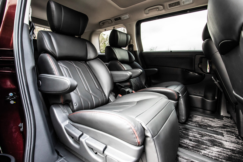 内装ではインストルメントパネルからドアトリムにかけて水平基調に仕立て、中央にはピアノブラックでまとめた10インチの大型ディスプレイを新たに採用。また、プレミアムシートは連続したキルティングパターンに変更して、よりいっそう高級でモダンな印象に仕上げている