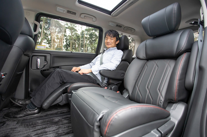 2列目シートのシートバック中折れ機能を備えたキャプテンシート、それに備わる大型のオットマンなどは現行エルグランドを代表する快適装備