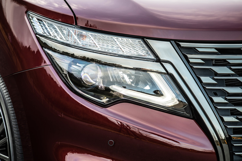 今回のマイチェンで、外観では力強さに磨きをかけたフロントグリルを採用。ボディカラーはディープクリムゾン/ミッドナイトブラックの2トーン