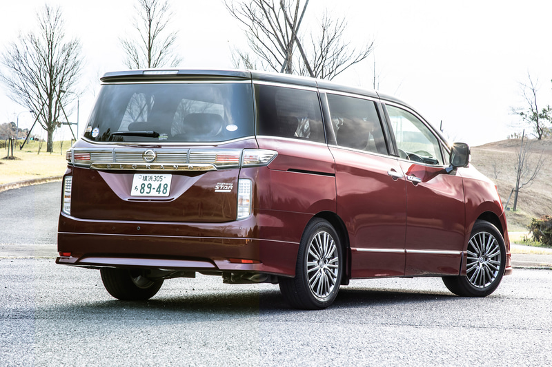 今回試乗したのは10月にマイナーチェンジを実施した「エルグランド」の特別仕様車「250ハイウェイスター プレミアム アーバンクロム」（2WD/465万8500円）。ボディサイズは4975×1850×1815mm（全長×全幅×全高）、ホイールベースは3000mm