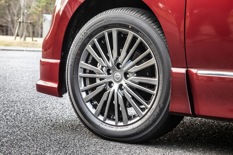 足下は18インチアルミホイールに横浜ゴム「dB E70」（225/55R18）の組み合わせ