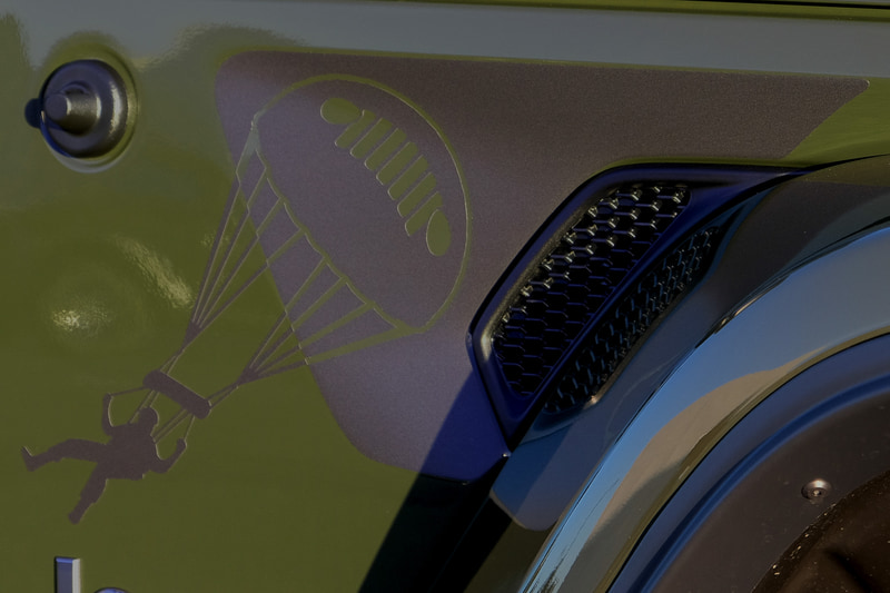 「パラシュートマン」のステッカーや、アーミーマンとウィリスMBをモチーフとしたWillysスペアタイヤカバーを特別装備