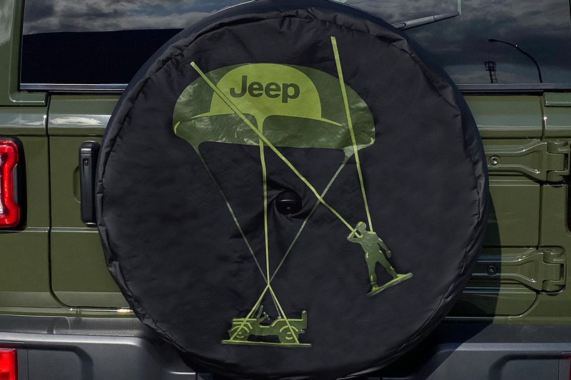 「パラシュートマン」のステッカーや、アーミーマンとウィリスMBをモチーフとしたWillysスペアタイヤカバーを特別装備