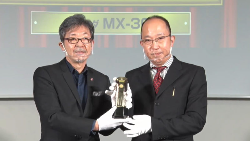 マツダ「MX-30」が「デザイン・カー・オブ・ザ・イヤー」受賞。授賞理由：SUVスタイルながら、観音開きの「フリースタイルドア」の採用などで、新しいスペシャリティカーを提案。インテリアにはコルク素材やリサイクルファブリック、「プレミアムヴィンテージレザレット」と呼ばれる人工皮革を採用するなど、サスティナビリティとデザインの両立も評価した