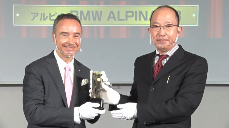 アルピナ「BMW ALPINA B3」が「パフォーマンス・カー・オブ・ザ・イヤー」受賞。授賞理由：どんなシーンでも最高のパフォーマンスを発揮するスポーツサルーン。ハイスピード域を難なく走りきるポテンシャルを持ちながら、日常域での扱いやすさは感動を覚えるほど。エンジンも足回りもこの上なくスムーズ。20インチという大径のホイール＆タイヤを履きながら、しなやかな乗り味も評価した