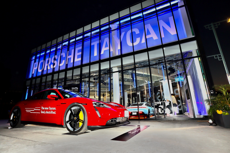 期間限定でポップアップストア「Porsche Tycan Popup Harajuku」がオープン