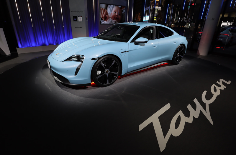 ストア内に置かれているのは水色のタイカン 4S。4シーターの室内は広い