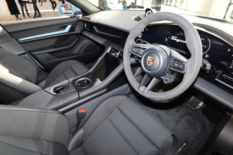 ストア内に置かれているのは水色のタイカン 4S。4シーターの室内は広い