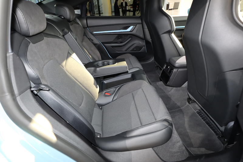 ストア内に置かれているのは水色のタイカン 4S。4シーターの室内は広い