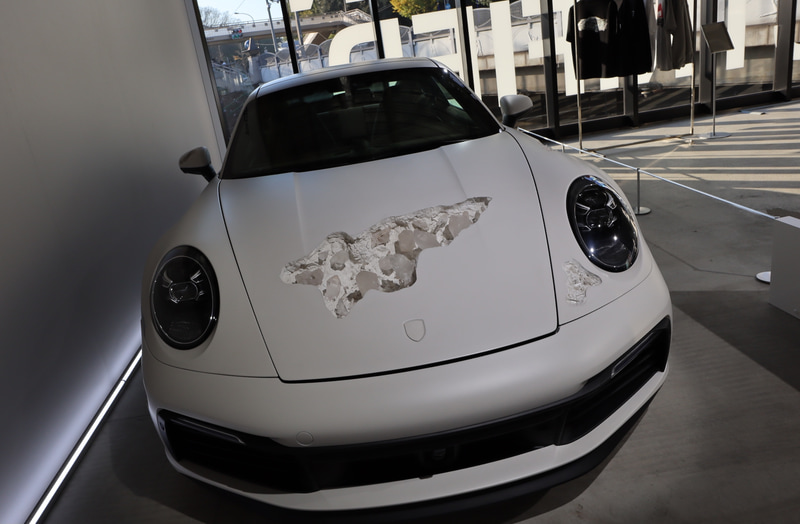 現代アーティストのダニエル・アーシャム氏とポルシェのコラボレーションアート作品「Crystal Eroded Porsche 911」