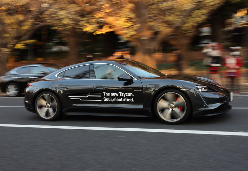 体験試乗用のタイカン4Sのボディには「The New Taycan,Soul,electrified」の文字が