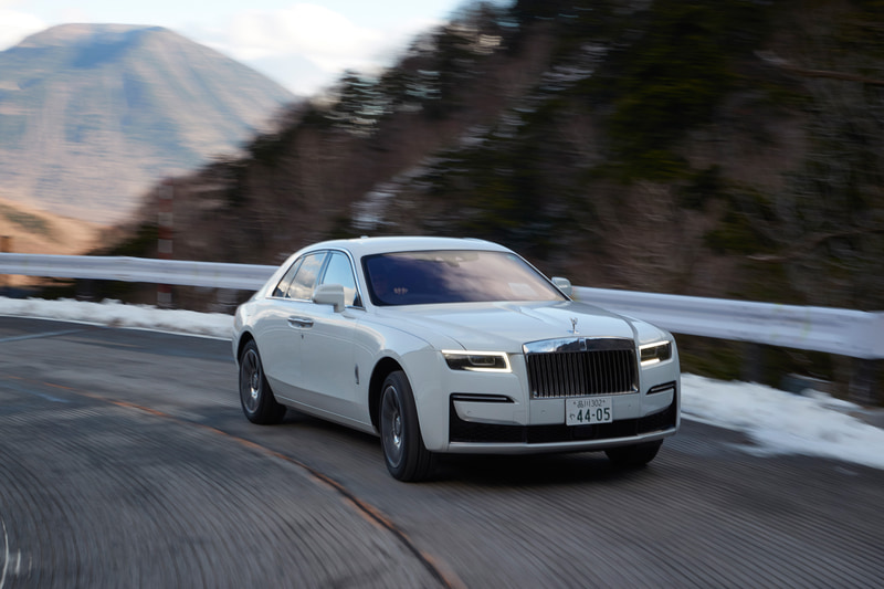 パワーユニットは最高出力420kW（571PS）/5000rpm、最大トルク850Nm/1600-4250rpmを発生するV型12気筒 6.75リッターツインターボエンジンで、トランスミッションは8速AT、駆動方式は4WDを採用