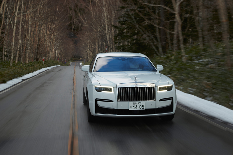 日本では10月に公開されたロールス・ロイスの新型「ゴースト」に乗った