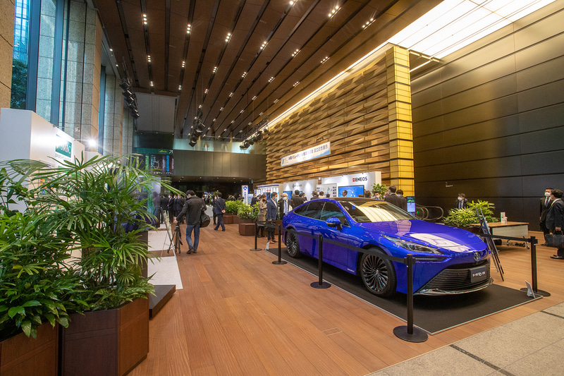 三井住友銀行本店東館1階にトヨタの新型MIRAIなど水素関連の展示が12月11日まで行なわれている
