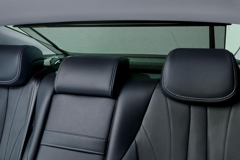 電動式リアサンシェード＆手動式リアドアサンシェード