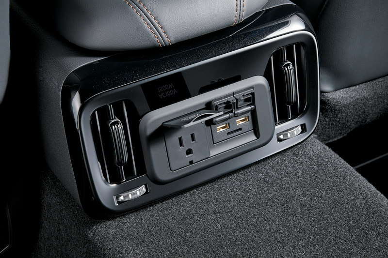 アクセサリーコンセント（センターコンソールボックス後部）