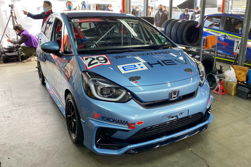 4代目となった新型フィットの登場と同時にスタートした、このプロジェクト。これまで初代から3代目までの全モデルでJoy耐に参戦し、好成績を納めてきたわがチームだからこそ、この新型への興味と期待はとても大きく、速さはもちろん「走って楽しい」レースカーにしたいと試行錯誤してきました。このミニJoy耐で、ここまでの成果が出せるかどうか、チーム全員がドキドキして迎えたレース当日でした