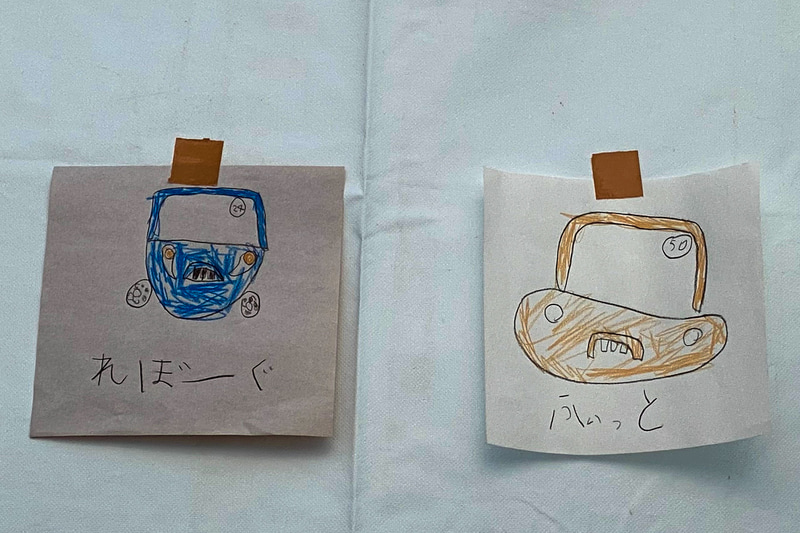 昨年までは、サーキットに来てもずっと私のそばにいないと不安そうだった娘なのに、5歳になった今回は自由そのもの（笑）。ピットの一角を陣取って絵を描いたり折り紙をしたり、創作活動に没頭していました。これはそのうちの1作品。ちょうどこの前日、わが家に新型レヴォーグが納車されたので、さっそく描いてくれました。