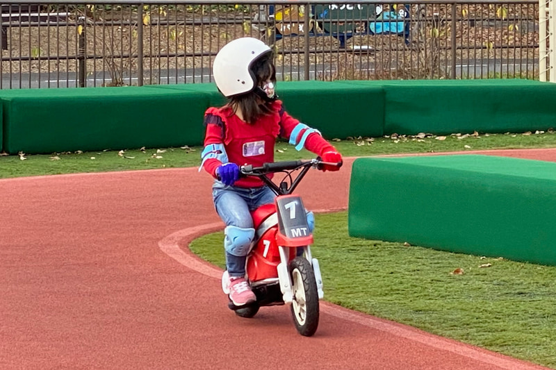 ツインリンクもてぎの遊園地「モビパーク」で、バイク初体験を果たした娘。まだフラついたり失速したり、ちょっとおぼつかない感じではあったものの、ひとりで走っている姿に感動してしまいました。パパのレースについて来たファミリーも、まったく退屈知らずでこんな成長した姿も見られるなんて、ほんとにいいところですね