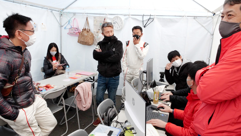 もう4年くらい一緒にJoy耐に参戦している、レーシングドライバー／モータージャーナリストの桂伸一さんが応援にかけつけてくれて、今回のドライバーである石井昌道、橋本洋平も恐縮しきり（笑）。大先輩ですからね。そしてピットにはデータ解析のためのパソコンがズラリと並び、かなり先進的な感じになっているのもわがチームでは初めての光景でした。（撮影・宮門秀行）