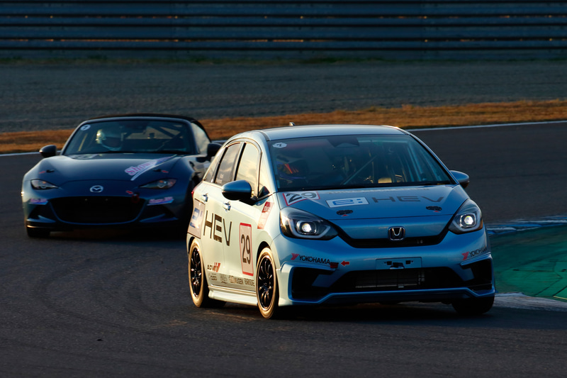 初めてもてぎを走った時は、ドライバーもメカニックもフィット開発チームの皆さんも、「えっ、こんなに遅いの？」とガクゼンとしていたフィットが（笑）、本番では速さを身につけ、カラーリングもバシッと決めてもらい、走る姿もこんなにカッコよくなりました。これからまだまだ、磨いていく予定です。（撮影・宮門秀行）