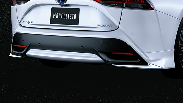 フロントとサイドからつながる煌びやかなメッキ加飾の輝きがテールエンドへと走り抜けていく「リアスパッツ」と、リアロアバンパーカバーに装着するだけで視覚的に重心を下げる効果のあるボディ同色の「リヤバンパーガーニッシュ」。2つセットの場合、素地で7万9200円、塗装済で8万2500円。リアスパッツのみは素地で6万2700円、塗装済で6万6000円